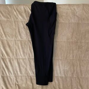 Xersion black legging with mesh sides.